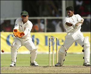 Ramnaresh Sarwan plays the cut shot