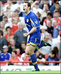 Mark Viduka celebrates his goal