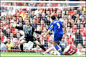 Mark Viduka scores the winning goal
