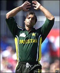 Shoiab Akhtar puts his hands on his head as England's batsmen attack the Pakistani bowling
