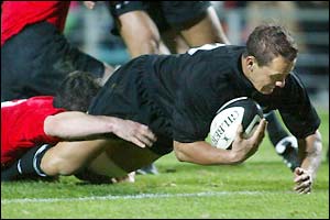 Carlos Spencer puts the All Blacks 17-3 ahead