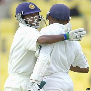 Thilan Samaraweera embraces Atapattu