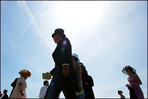 Eager racegoers arrive at Ascot for the final day of the meeting in yet more glorious sunshine 