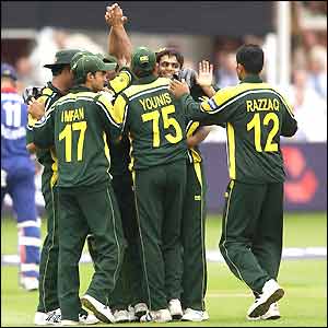Pakistan celebrate the wicket of Andrew Flintoff