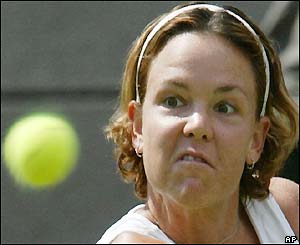 Lindsay Davenport beats Samantha Stosur 7-6 (7-3) 7-5 