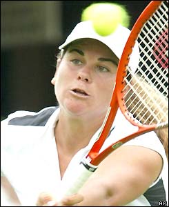 Magui Serna stretches to play a forehand volley