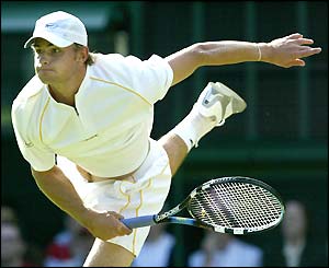 Andy Roddick in action against Greg Rusedski
