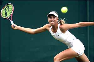 Maria Sharapova beats Elena Bovina 6-3 6-1 