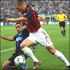 Ivan Cordoba slides in on AC Milan's Andriy Shevchenko