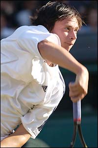 Robin Soderling serves to Tim Henman