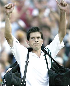 Tim Henman salute the Centre Court crowd