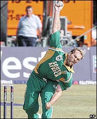 Jacques Kallis bowls a delivery