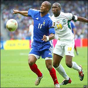 Sylvain Wiltord gets the ball ahead of Mohamadou Idrissou 