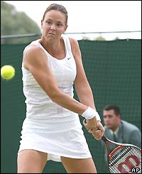 Lindasy Davenport hits a double-handed backhand return