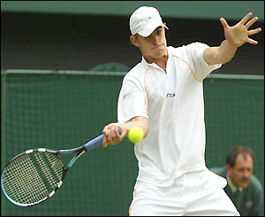 Andy Roddick hits a forehand to Paradorn Srichaphan