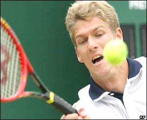 Alexander Popp plays a forehand volley