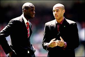 Liverpool's Djimi Traore and Arsenal's Thierry Henry chat before the 2001 final