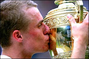 Lleyton Hewitt kisses the Wimbledon trophy