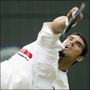 Mark Philippoussis uses his powerful serve against Alexander Popp