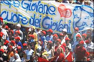 Pilgrims hold a banner with a caricature of Pope John Paul II saying Papa Giovane, Cuore dei Giovani (A Young Pope, Heart of Youth).