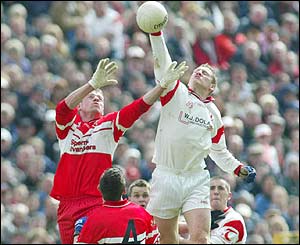 Cormac McAnallen and Anthony Tohill battle for the ball