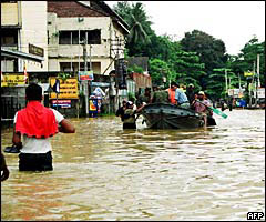 Sri Lankan Army rescue workers help in Ratnapura