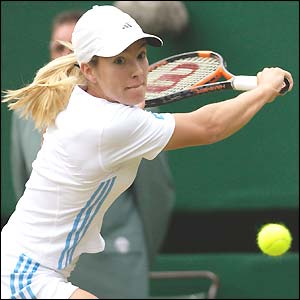Justine Henin-Hardenne reaches for a backhand