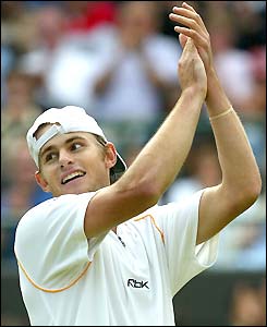 Andy Roddick applauds the fans after his straight sets win
