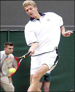 Alexander Popp hits a forehand