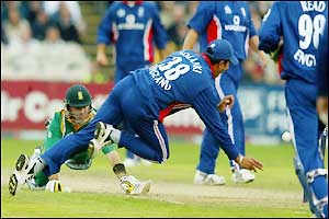 Herschelle Gibbs is run out by Solanki with South Africa on 24-1