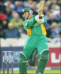 Jacques Kallis hits out on his wat to securing vistory for South Africa