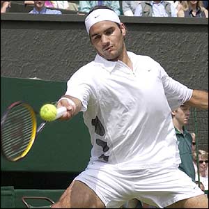 Federer claims the first set on a tie-break 