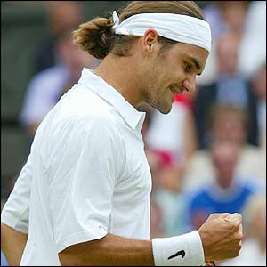 Roger Federer reacts as he beats Andy Roddick in straight sets 
