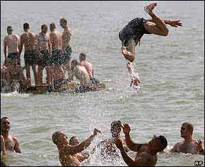 US soldiers in Iraq hold a beach party