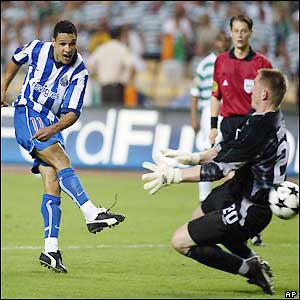 FC Porto's Derlei fires the ball past Celtic goalkeeper Rab Douglas to score the winning goal 