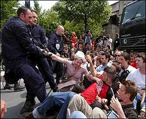 Police clash with protesters in Avignon
