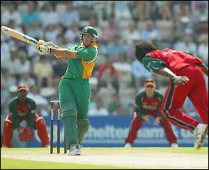 Graeme Smith hooks against Zimbabwe