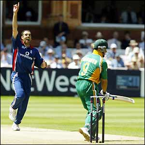 Richard Johnson celebrates the wicket of Mark Boucher