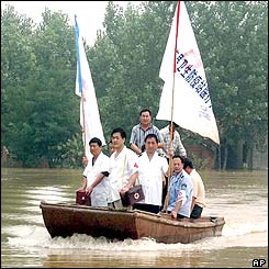 Medical workers travel by boat to reach flood victims, Anhui province