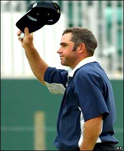 Hennie Otto daffs his cap as he leaves the 18th green