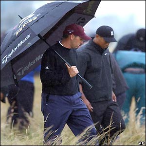 Woods and Sergio Garcia go searching for Tiger's ball