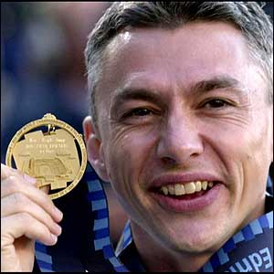 Jonathan Edwards wins gold with a stunning performance in the triple jump 