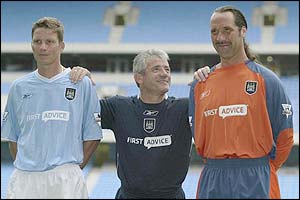 Manchester City manager Kevin Keegan poses with Michael Tarnat and David Seaman