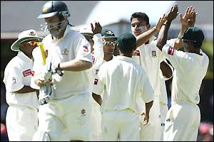 Martin Love walks off as Bangladesh celebrate