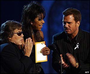 Singer Natalie Cole (centre), Jose Feliciano (left) and Willie Chirino