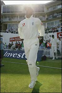 Alec Stewart runs onto the pitch at The Oval