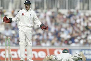 Alec Stewart appeals for the run-out of South Africa skipper Graeme Smith