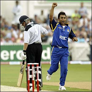 Surrey's Azhar Mahmood celebrates the wicket of Ian Bell