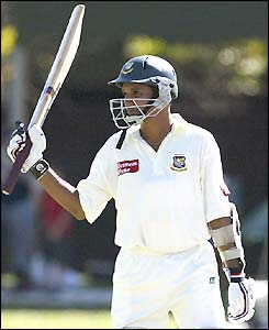 Habibul Bashar salutes the crowd after scoring his 50