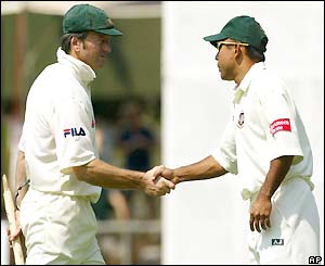 Khaled Mahmud congratulates Steve Waugh